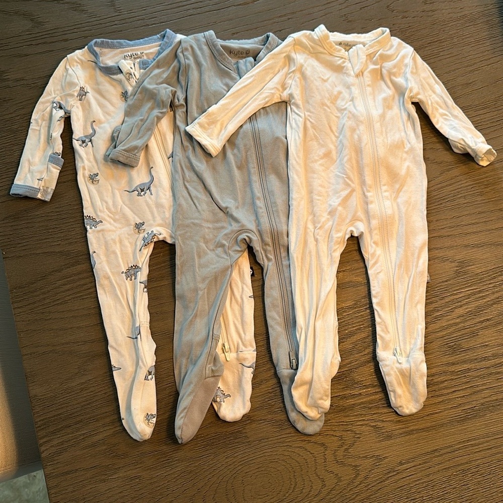 Kyte Baby zipper footies, size Newborn